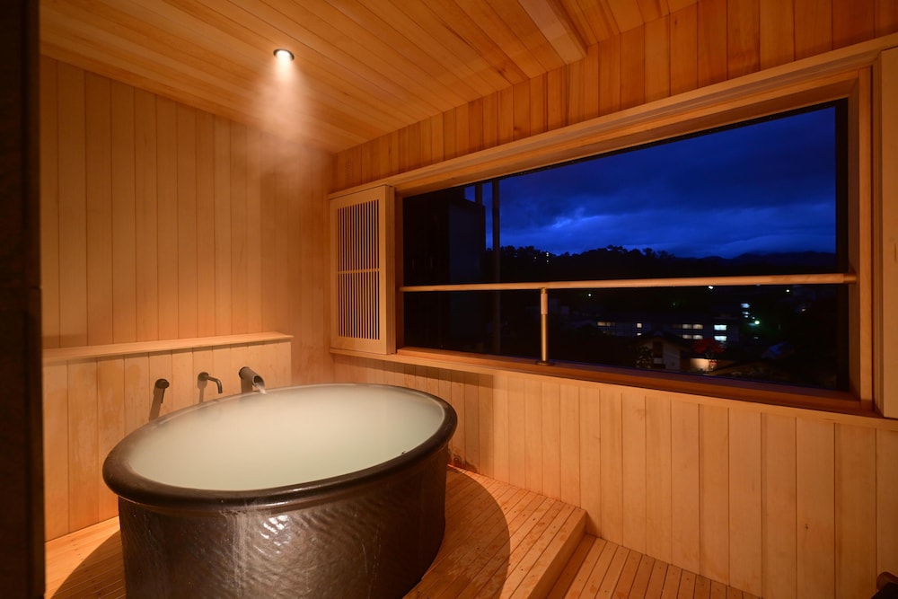 地蔵源泉かけ流し半露天風呂付き和洋室 禁煙 バスルーム0 | 裏草津 蕩