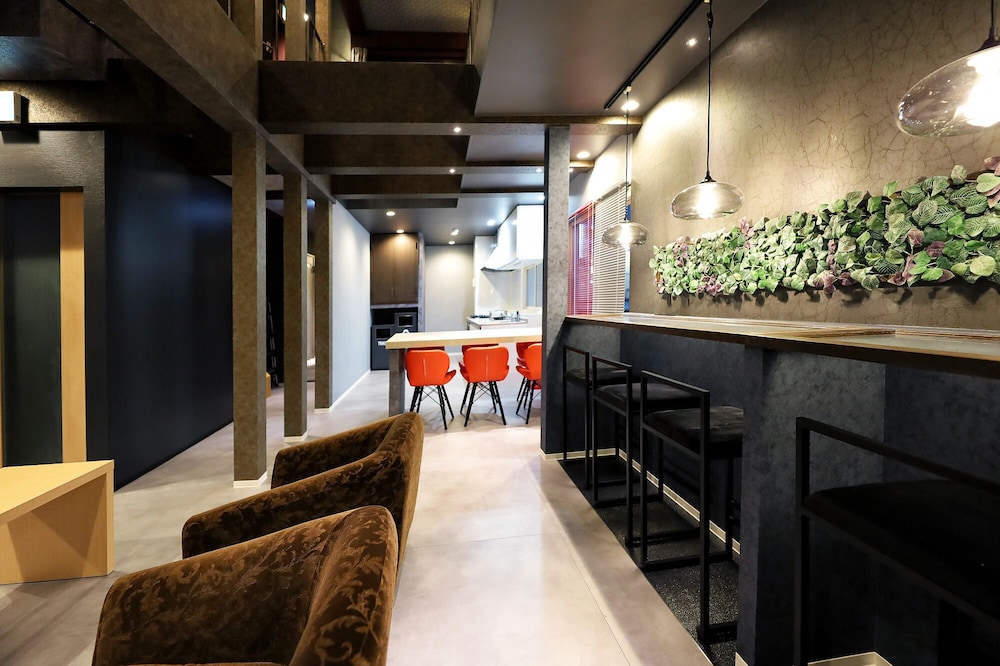 ハウス リビング エリア1 | THE BEEHIVE AIOI