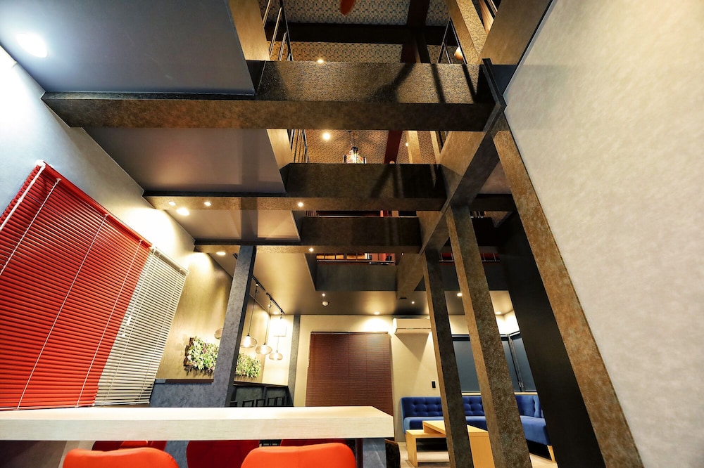 ハウス 客室内のダイニングエリア1 | THE BEEHIVE AIOI