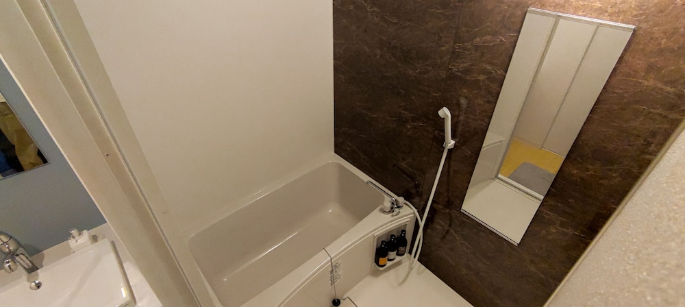 ファミリー ルーム バスルーム2 | 岩戸山ホステル