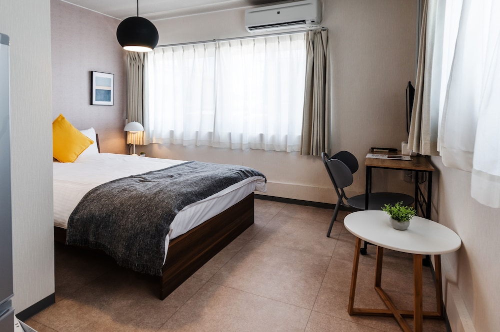 ダブルルーム (シャワー/トイレ付) エレベーターなし 2-3階 禁煙 客室25 | HALE HOTEL