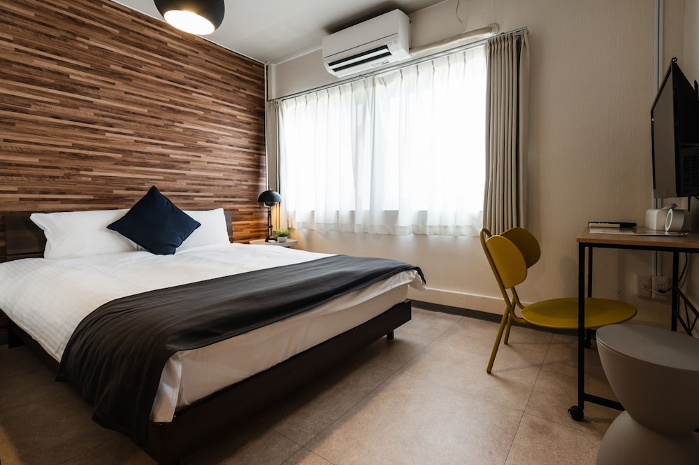 ダブルルーム (シャワー/トイレ付) エレベーターなし 2-3階 禁煙 客室10 | HALE HOTEL