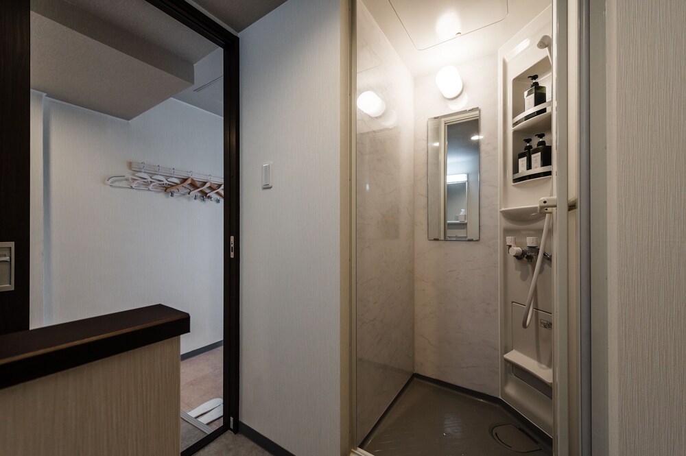 ダブルルーム (シャワー/トイレ付) エレベーターなし 2-3階 禁煙 バスルーム1 | HALE HOTEL