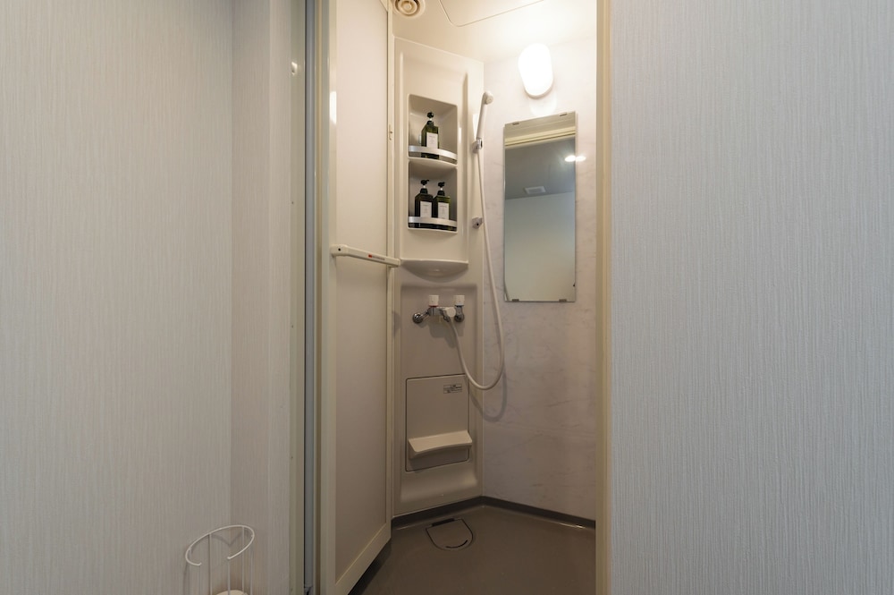 ダブルルーム (キッチン/シャワー/トイレ付) エレベーターなし 203室 禁煙 バスルームのシャワー0 | HALE HOTEL
