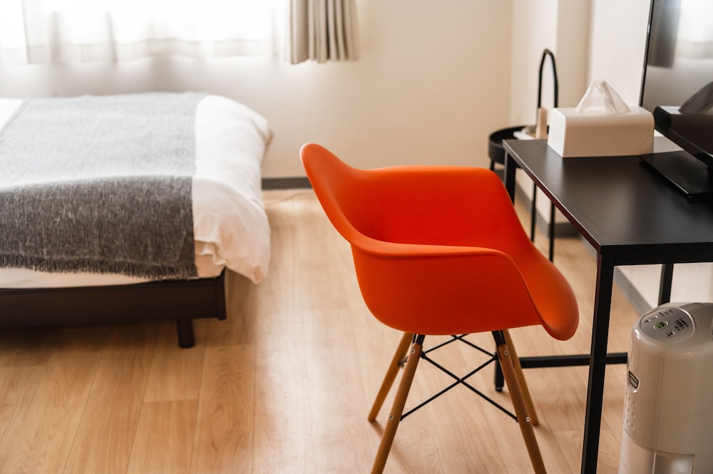 ダブルルーム (シャワー/トイレ付) エレベーターなし 2-3階 禁煙 客室13 | HALE HOTEL