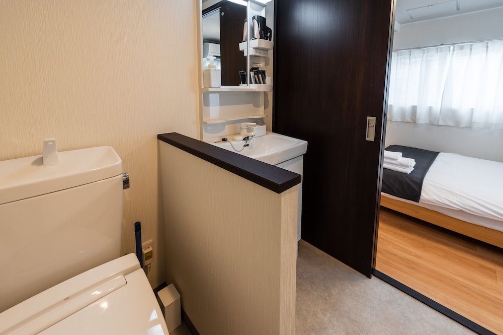 ダブルルーム (シャワー/トイレ付) エレベーターなし 2-3階 禁煙 バスルーム2 | HALE HOTEL