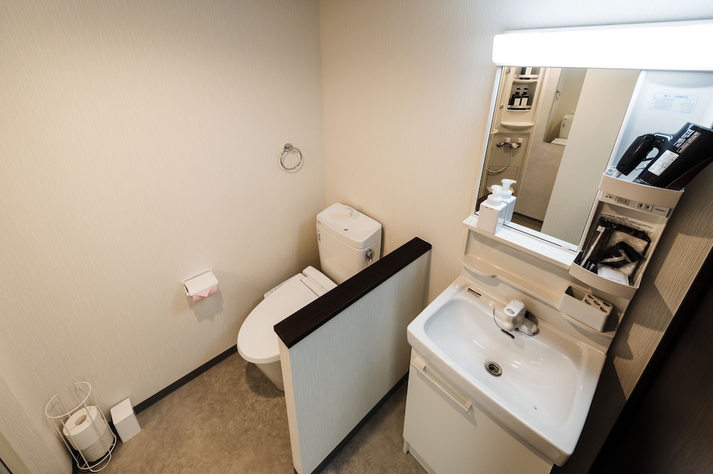 ダブルルーム (シャワー/トイレ付) エレベーターなし 2-3階 禁煙 バスルーム0 | HALE HOTEL