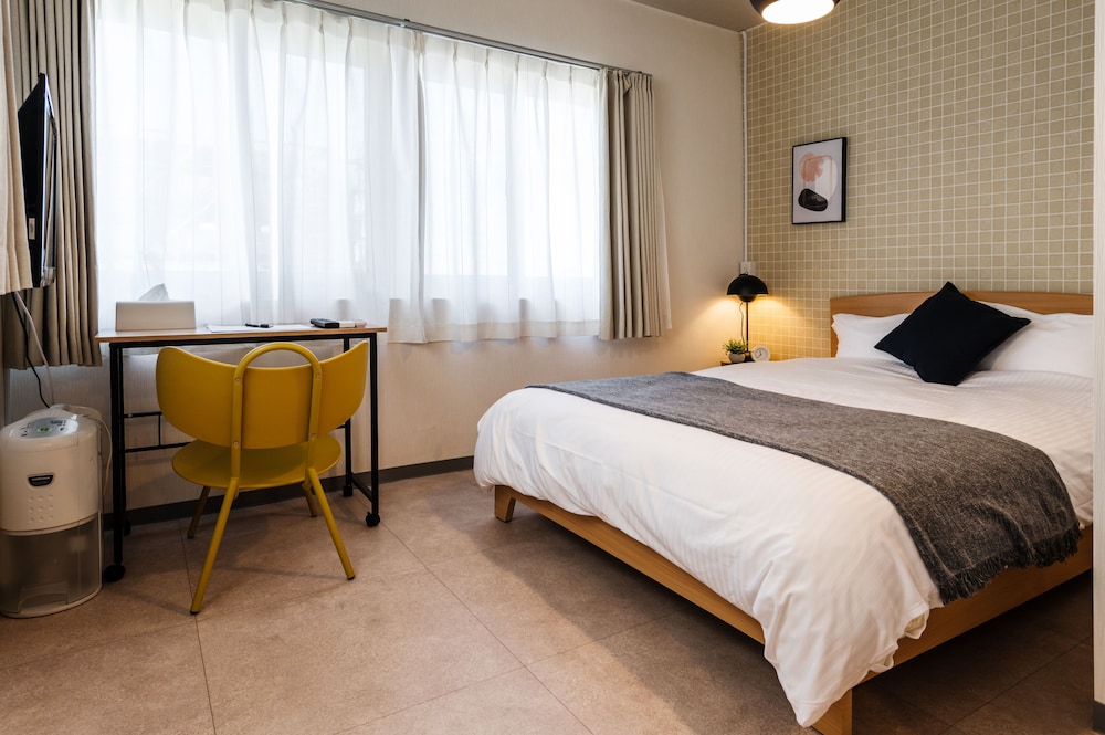 ダブルルーム (シャワー/トイレ付) エレベーターなし 2-3階 禁煙 客室4 | HALE HOTEL