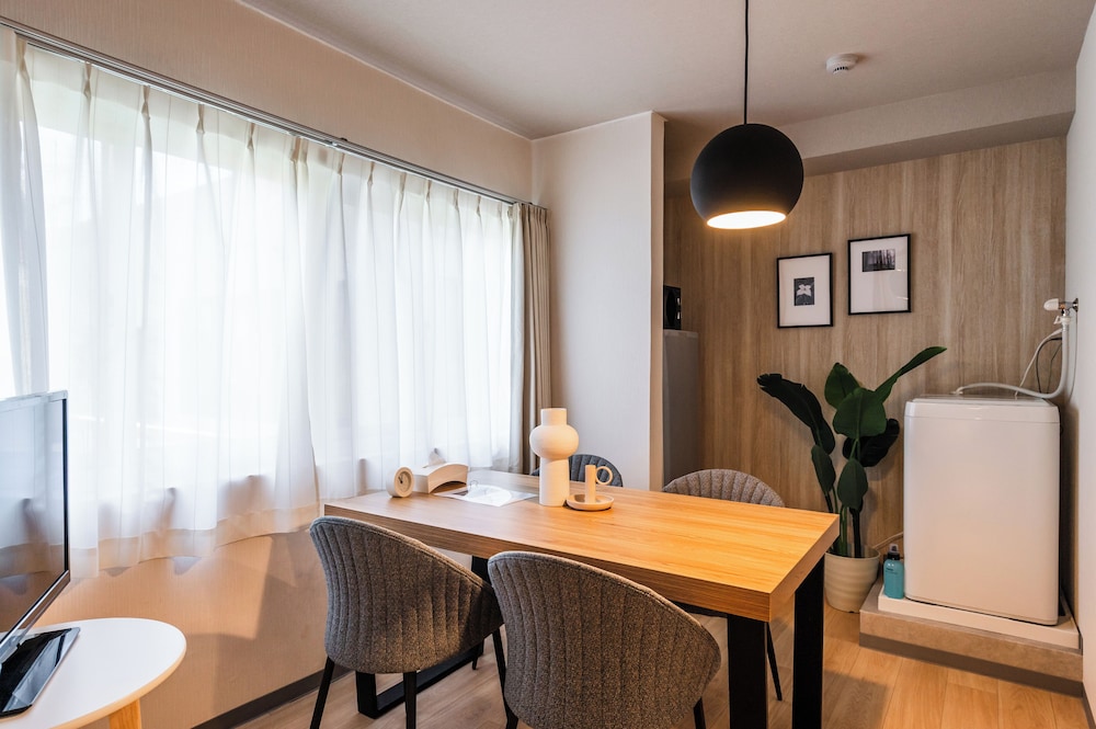 セミダブルツイン (キッチン/シャワー/トイレ付)エレベーターなし 207室 禁煙 リビング エリア1 | HALE HOTEL