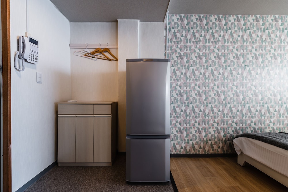 ツインルーム (キッチン/シャワー/トイレ付) エレベーターなし 205室 禁煙 専用キッチン0 | HALE HOTEL