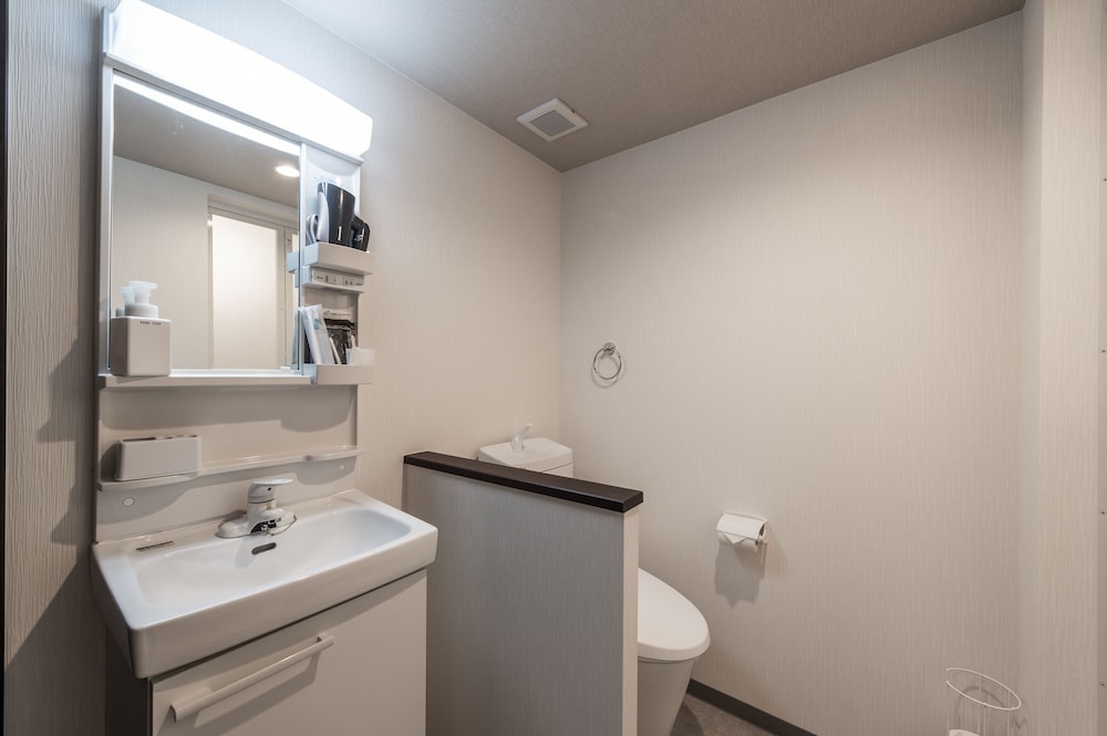 ダブルルーム (シャワー/トイレ付) エレベーターなし 405室 禁煙 バスルーム0 | HALE HOTEL