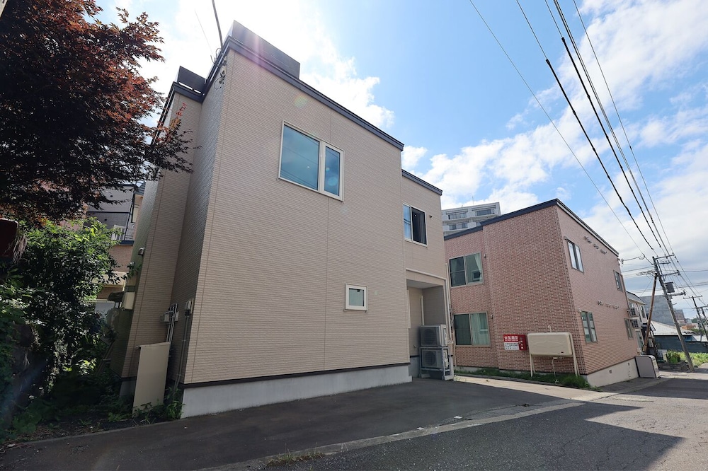 施設の正面1 | The Beehive Otaru