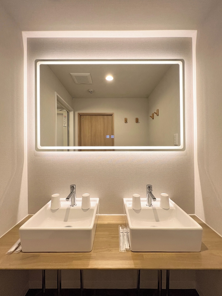 スーペリア 4 人部屋 バスルームのシンク0 | 大阪えびすホテル