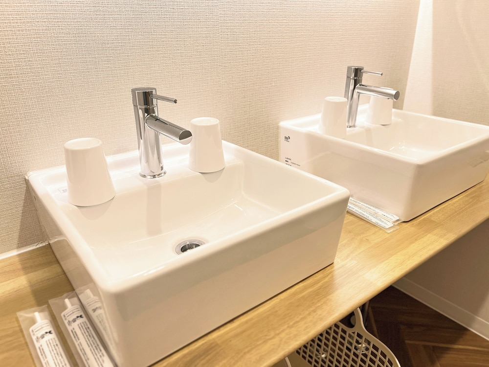 スーペリア 4 人部屋 バスルームのシンク1 | 大阪えびすホテル