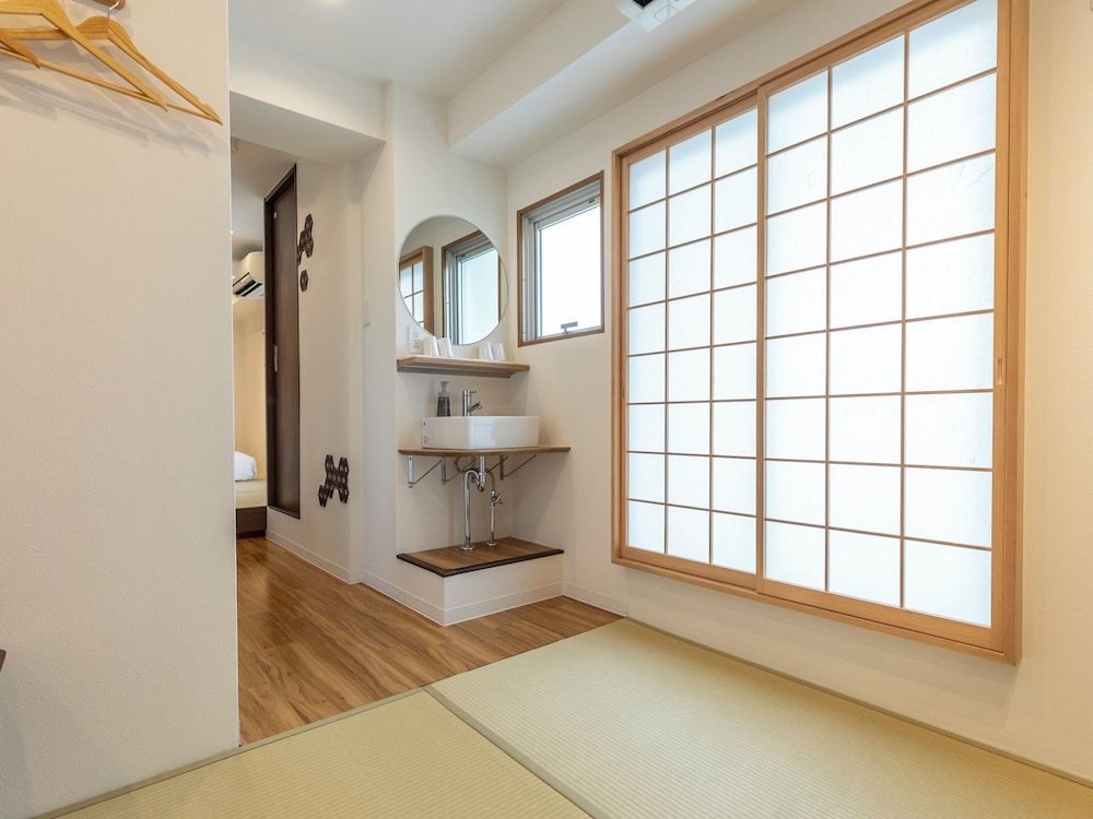 和風クワドラプルルーム ダブルベッド 2 台 客室13 | 大阪えびすホテル