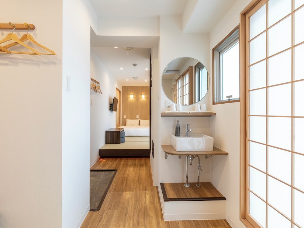 和風クワドラプルルーム ダブルベッド 2 台 客室17 | 大阪えびすホテル