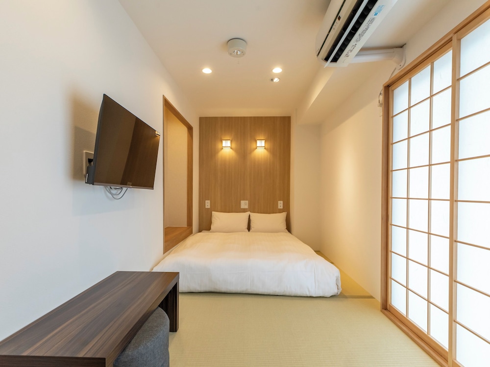 和風クワドラプルルーム ダブルベッド 2 台 客室16 | 大阪えびすホテル