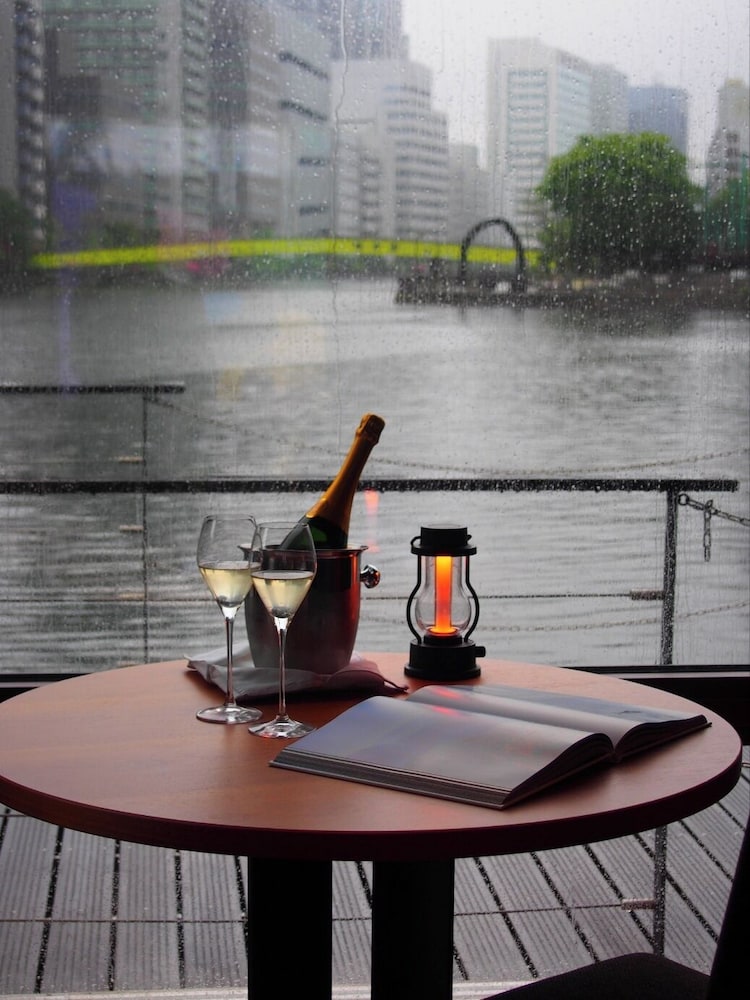 ラグジュアリー ツインルーム シービュー 客室内のダイニングエリア0 | PETALS TOKYO - Floating Hotel