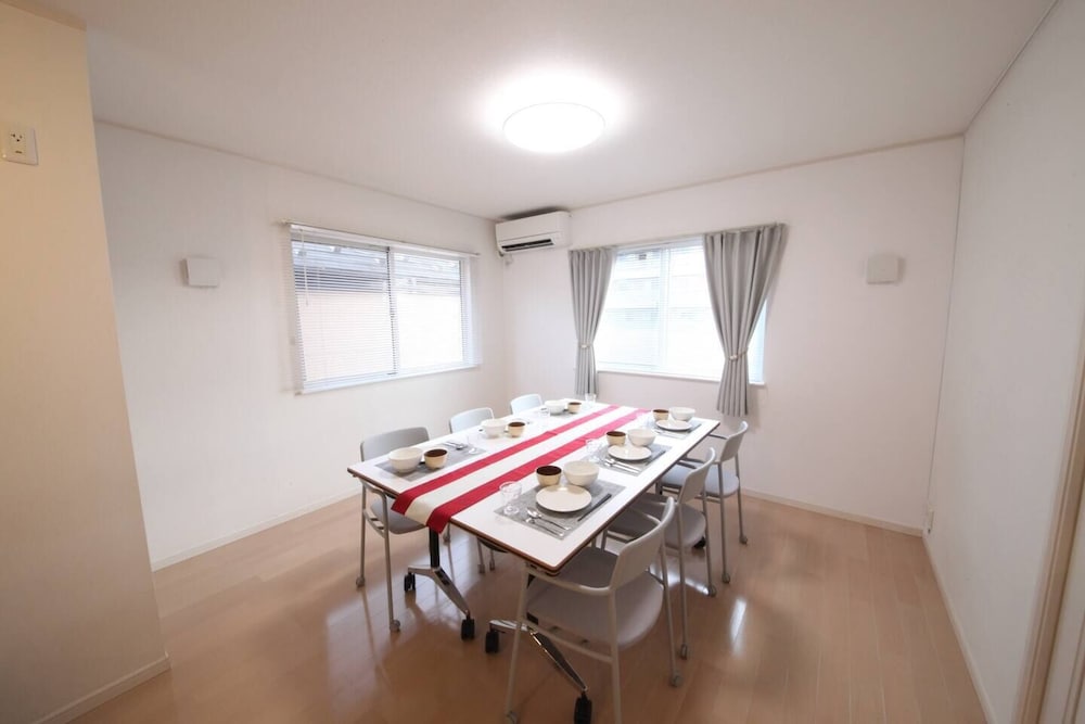 ベーシック ハウス 3 ベッドルーム 禁煙 客室内のダイニングエリア0 | 浦安3階建て戸建て_H190