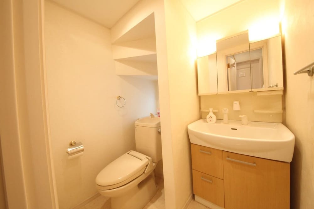 ベーシック ハウス 3 ベッドルーム 禁煙 バスルーム2 | 浦安3階建て戸建て_H190