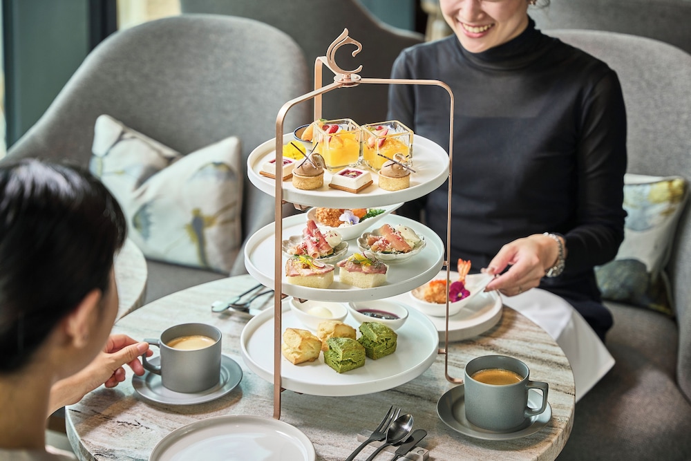 デラックス ルーム キングベッド 1 台 (Miyabi Club Floor) エグゼクティブ ラウンジ11 | センタラ グランドホテル 大阪