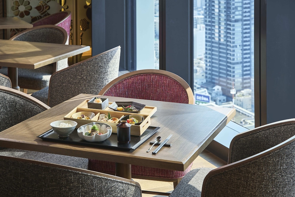 デラックス ルーム キングベッド 1 台 (Miyabi Club Floor) エグゼクティブ ラウンジ8 | センタラ グランドホテル 大阪