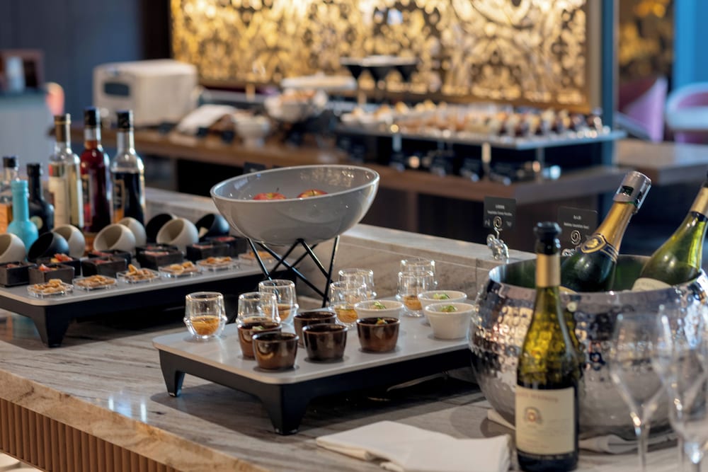 デラックス ルーム キングベッド 1 台 (Miyabi Club Floor) エグゼクティブ ラウンジ13 | センタラ グランドホテル 大阪