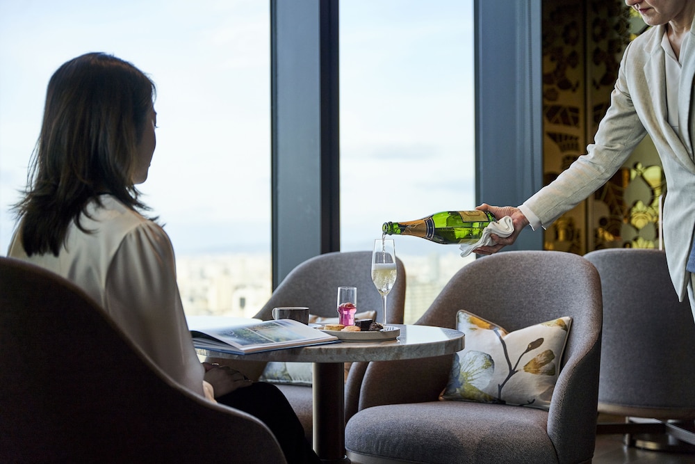 デラックス ルーム キングベッド 1 台 (Miyabi Club Floor) エグゼクティブ ラウンジ3 | センタラ グランドホテル 大阪