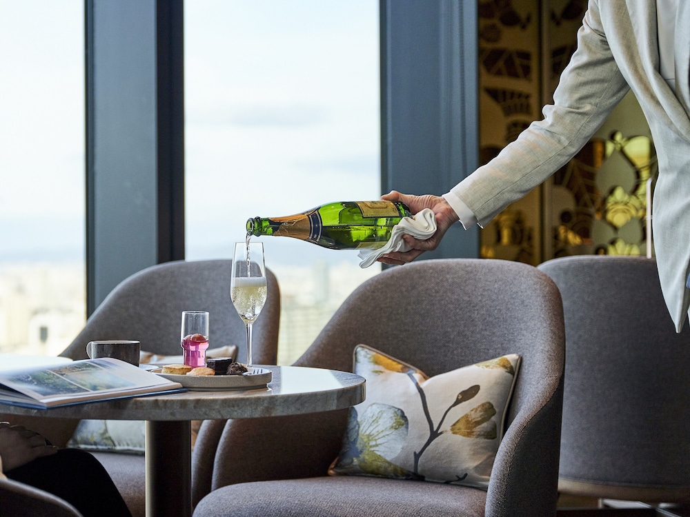 デラックス ルーム キングベッド 1 台 (Miyabi Club Floor) エグゼクティブ ラウンジ9 | センタラ グランドホテル 大阪