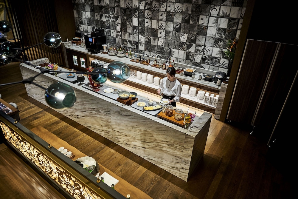 デラックス ルーム キングベッド 1 台 (Miyabi Club Floor) エグゼクティブ ラウンジ0 | センタラ グランドホテル 大阪