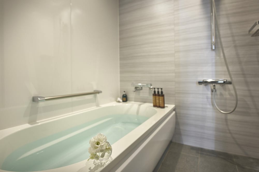 デラックス ツインルーム (Yu Standard Floor) バスルーム1 | センタラ グランドホテル 大阪