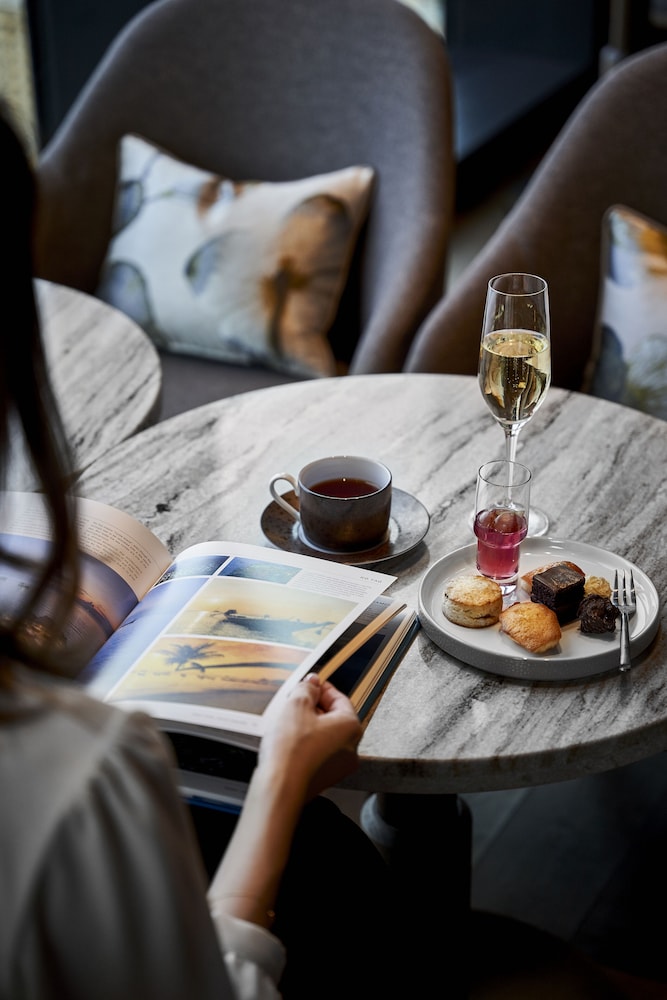 デラックス ルーム キングベッド 1 台 (Miyabi Club Floor) エグゼクティブ ラウンジ4 | センタラ グランドホテル 大阪