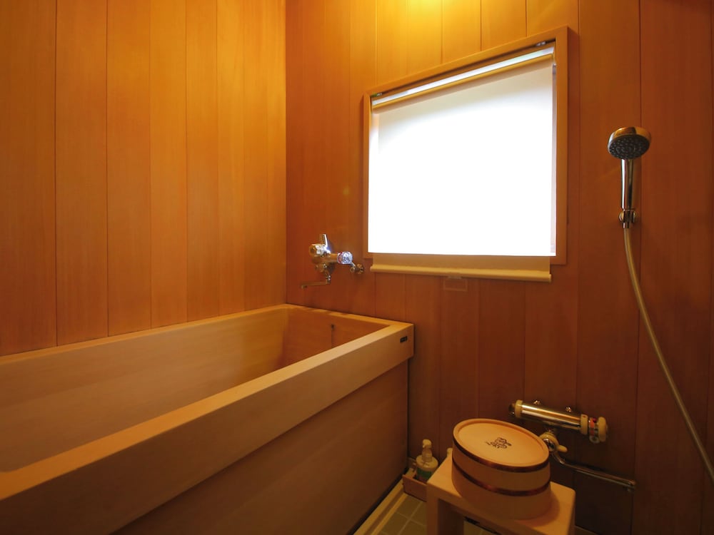 【標準客室｜Ｃ】檜内湯◆踏込＋和室8畳＋4.5畳＋広縁（45平米以上） バスルーム1 | 湯河原温泉 ふきや