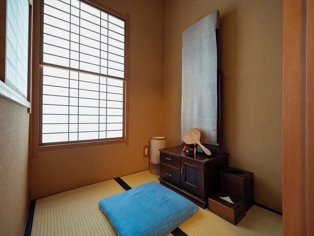 【標準客室｜Ｃ】檜内湯◆踏込＋和室8畳＋4.5畳＋広縁（45平米以上） 客室の設備とサービス1 | 湯河原温泉 ふきや