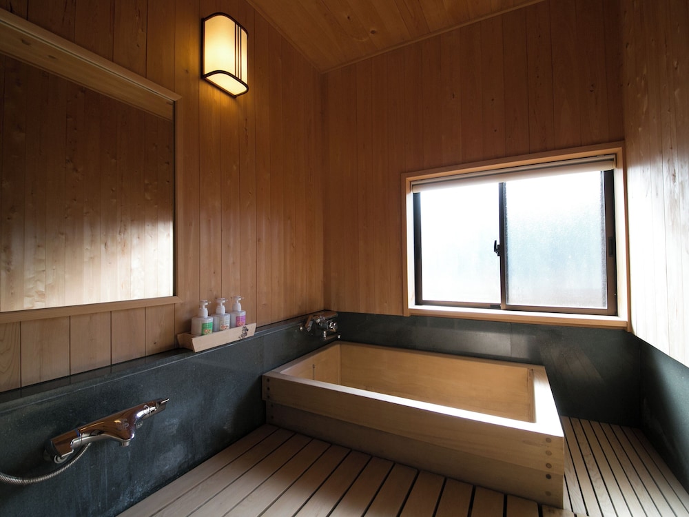 【優雅客室｜B】源泉内湯◆踏込＋和室10畳＋6畳＋広縁（56平米以上） バスルーム1 | 湯河原温泉 ふきや