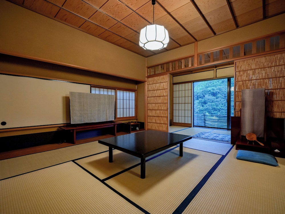 【特別室｜A】源泉内湯◆踏込＋10畳＋8畳＋広縁／角部屋（74平米以上） 客室8 | 湯河原温泉 ふきや