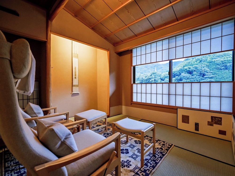 【優雅客室｜B】源泉内湯◆踏込＋和室10畳＋6畳＋広縁（56平米以上） 部屋からの景観2 | 湯河原温泉 ふきや