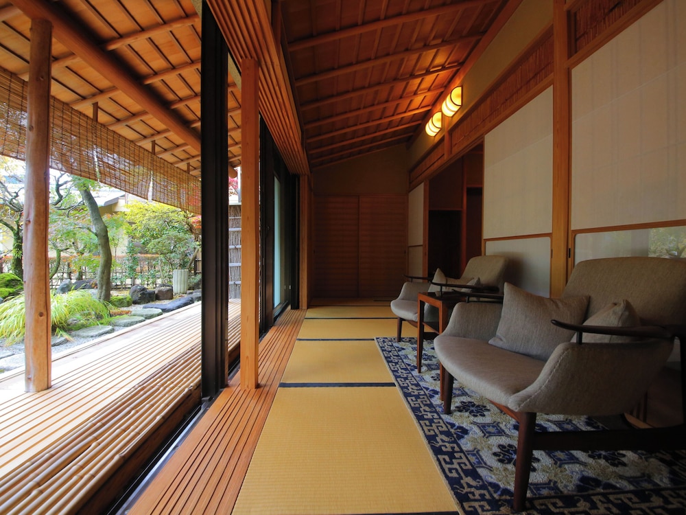 【貴賓室｜S】源泉内湯◆踏込＋庭園付10畳＋8畳＋広縁（74平米以上） テラス / パティオ4 | 湯河原温泉 ふきや