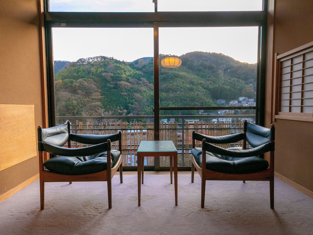 【標準客室｜Ｃ】檜内湯◆踏込＋和室8畳＋4.5畳＋広縁（45平米以上） マウンテン ビュー0 | 湯河原温泉 ふきや