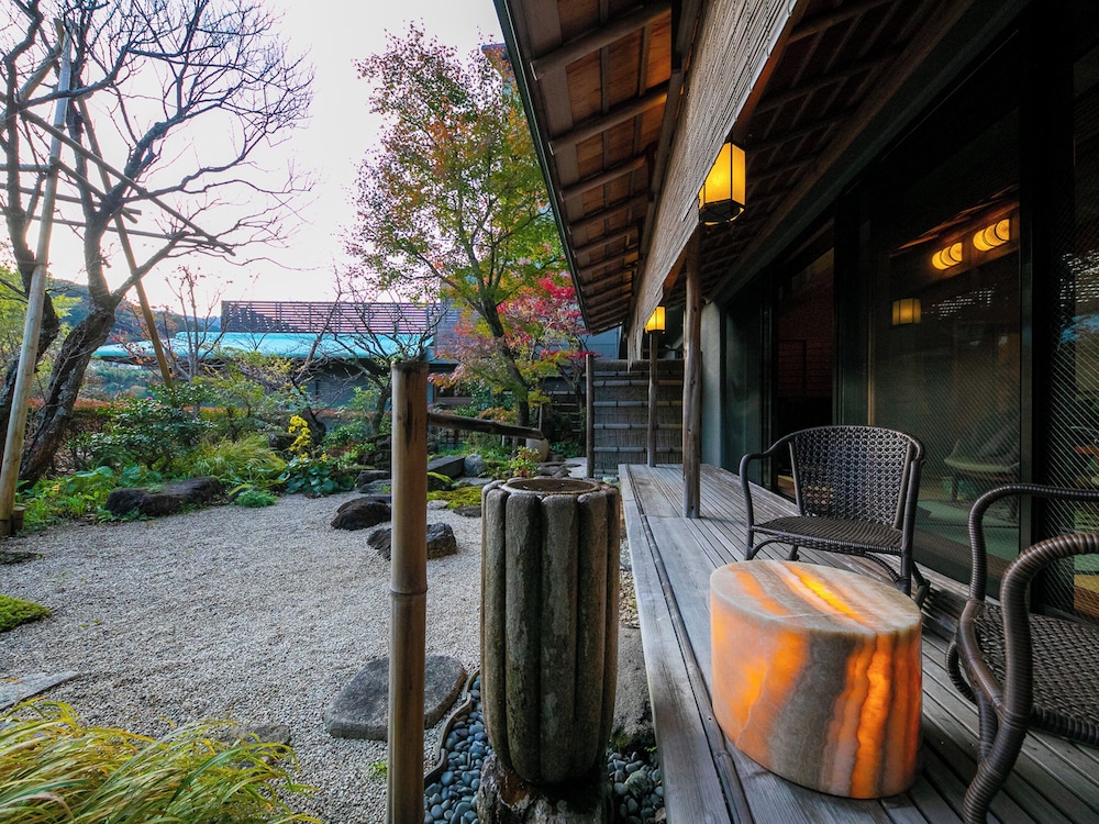 【貴賓室｜S】源泉内湯◆踏込＋庭園付10畳＋8畳＋広縁（74平米以上） テラス / パティオ3 | 湯河原温泉 ふきや