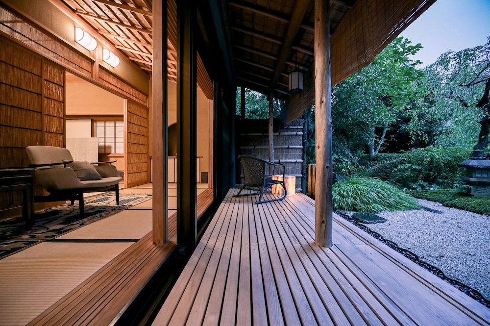 【貴賓室｜S】源泉内湯◆踏込＋庭園付10畳＋8畳＋広縁（74平米以上） ガーデン ビュー0 | 湯河原温泉 ふきや