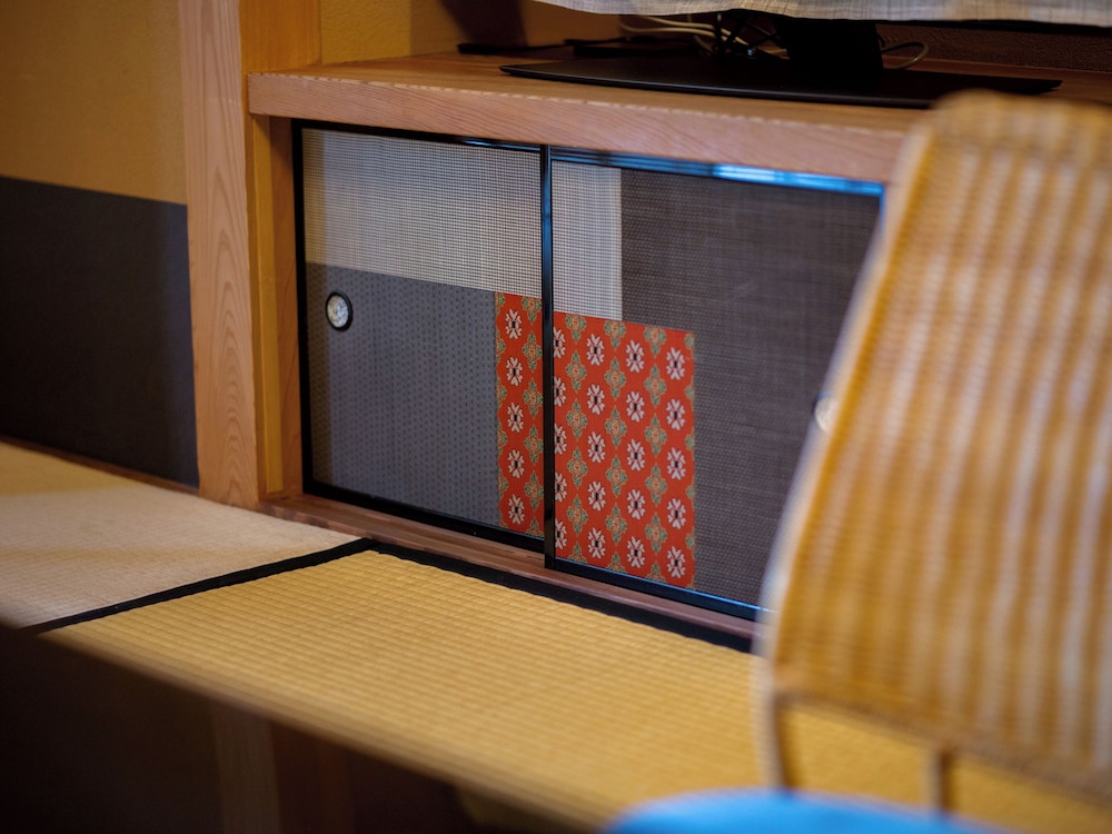 【標準客室｜Ｃ】檜内湯◆踏込＋和室8畳＋4.5畳＋広縁（45平米以上） 客室の設備とサービス0 | 湯河原温泉 ふきや