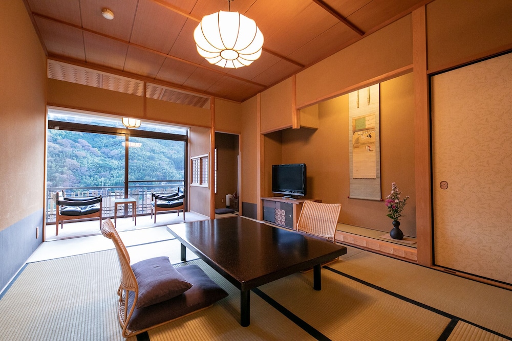【標準客室|C】檜内湯◆踏込+和室8畳+4.5畳+広縁(45平米以上) 客室5 | 湯河原温泉 ふきや