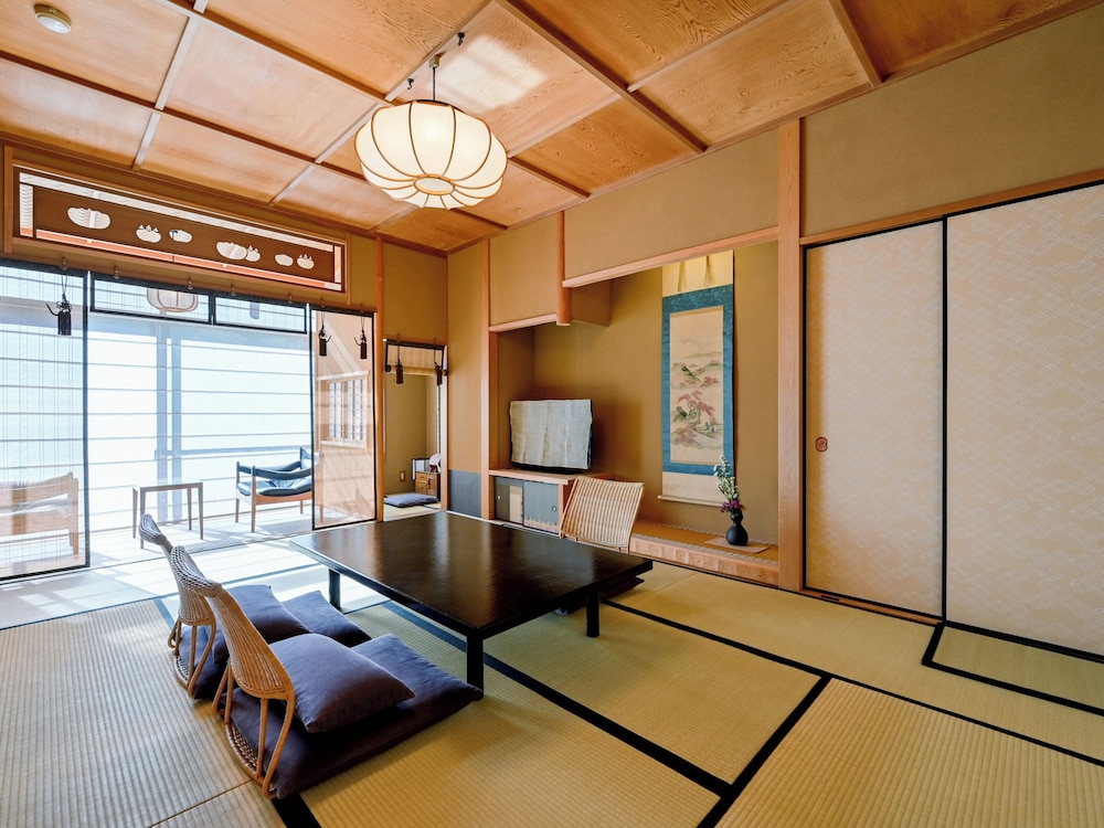 【標準客室｜Ｃ】檜内湯◆踏込＋和室8畳＋4.5畳＋広縁（45平米以上） リビング エリア1 | 湯河原温泉 ふきや