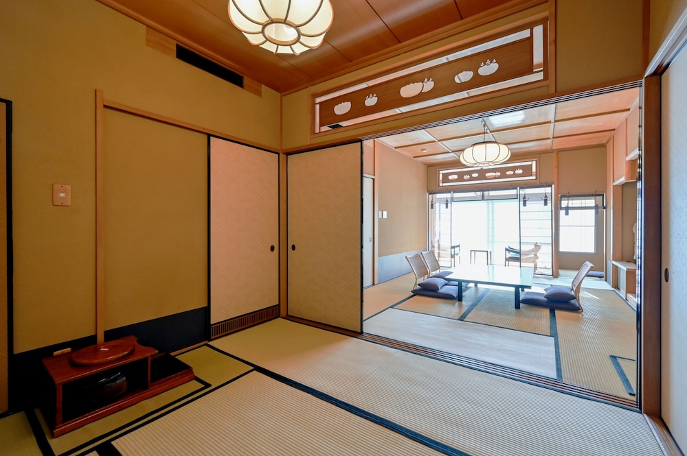 【標準客室|C】檜内湯◆踏込+和室8畳+4.5畳+広縁(45平米以上) 客室3 | 湯河原温泉 ふきや