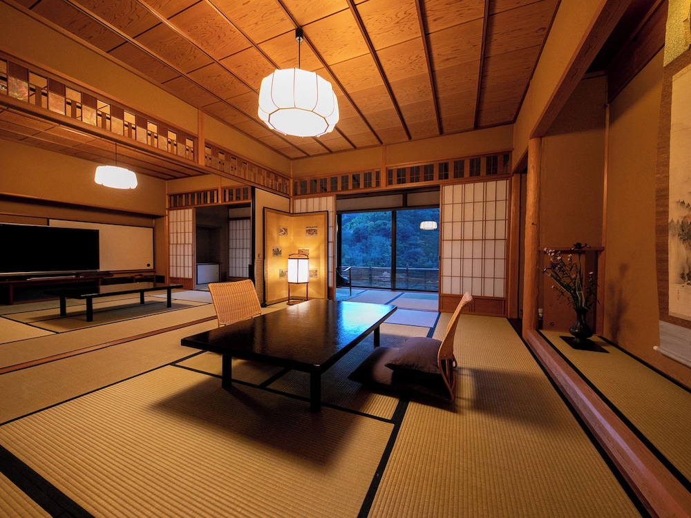 【特別室｜A】源泉内湯◆踏込＋10畳＋8畳＋広縁／角部屋（74平米以上） 客室6 | 湯河原温泉 ふきや