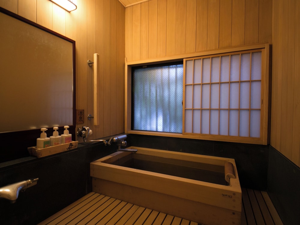 【特別室｜A】源泉内湯◆踏込＋10畳＋8畳＋広縁／角部屋（74平米以上） バスルーム1 | 湯河原温泉 ふきや