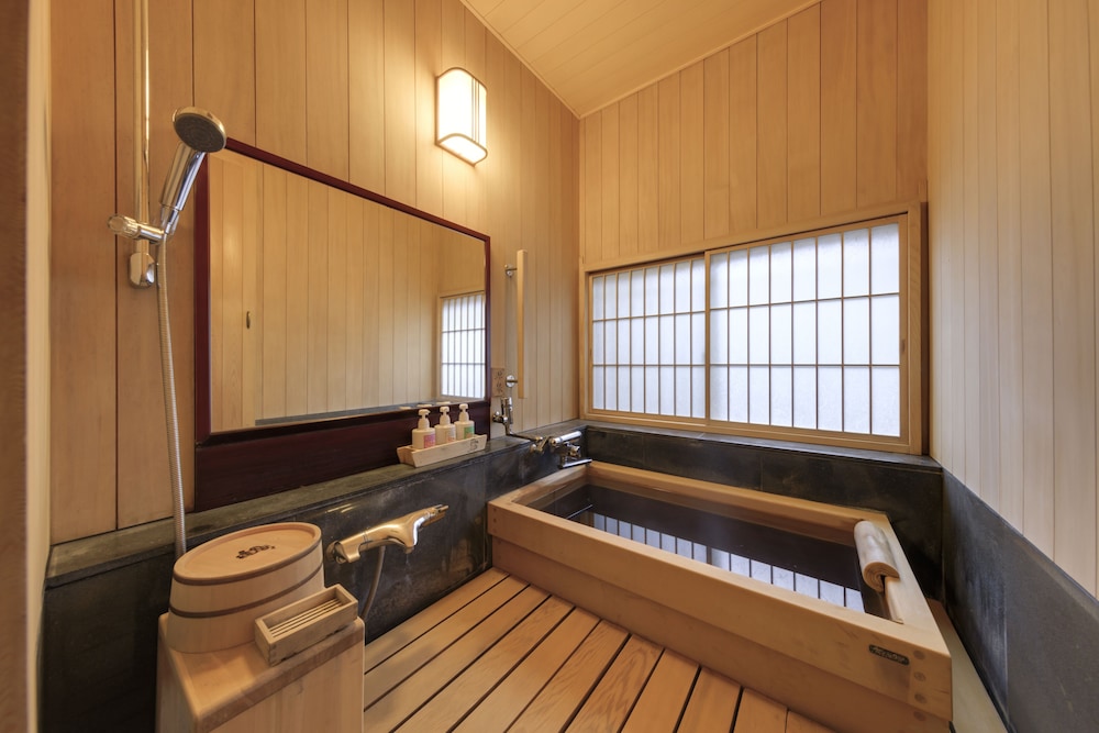 【特別室|A】源泉内湯◆踏込+10畳+8畳+広縁/角部屋(74平米以上) バスルーム0 | 湯河原温泉 ふきや