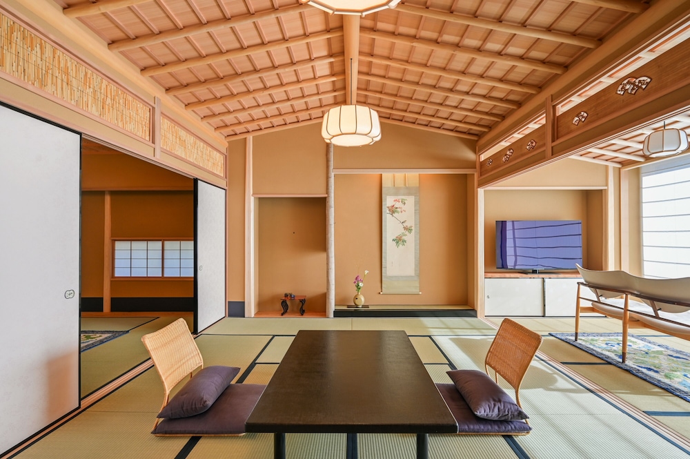 【特別室|Y】源泉◆踏込+12畳+8畳+広縁+書院(79平米) 客室内のダイニングエリア0 | 湯河原温泉 ふきや