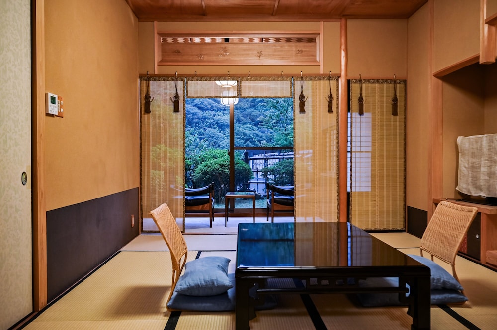 【標準客室|C】檜内湯◆踏込+和室8畳+4.5畳+広縁(45平米以上) 部屋からの景観0 | 湯河原温泉 ふきや